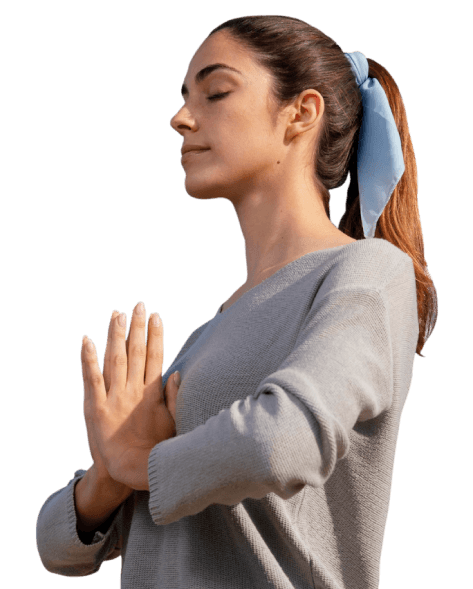 Mujer meditando con las manos juntas